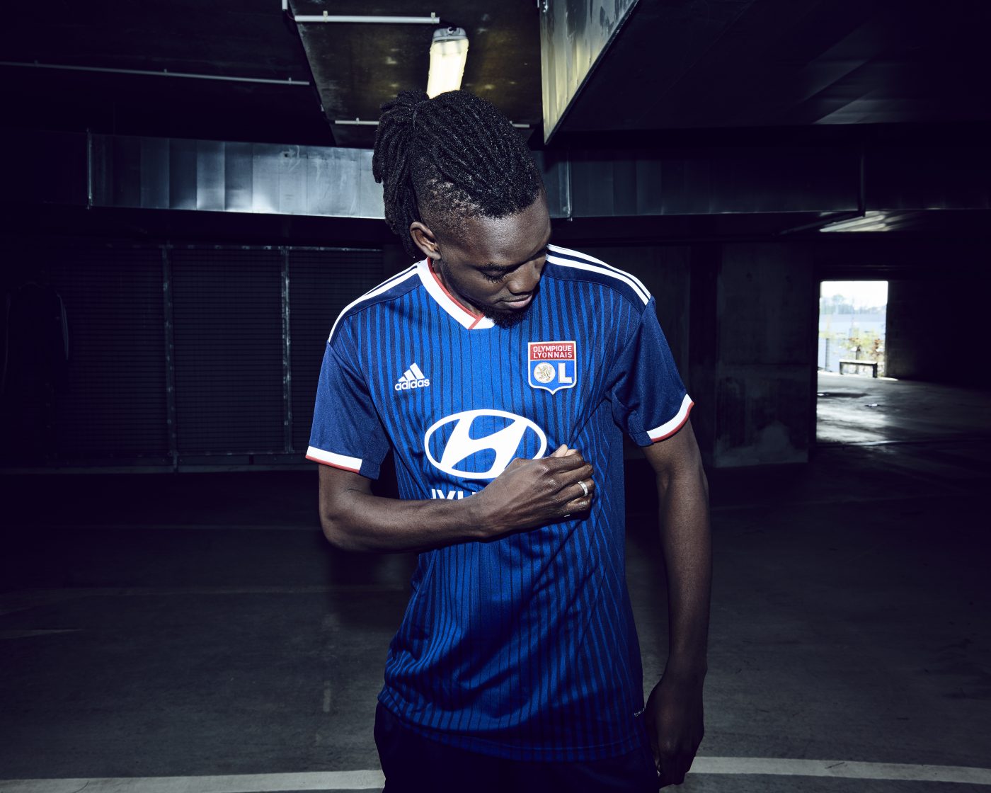 ADIDAS x OL 1 SHOOTING PHOTO Plus de Prod