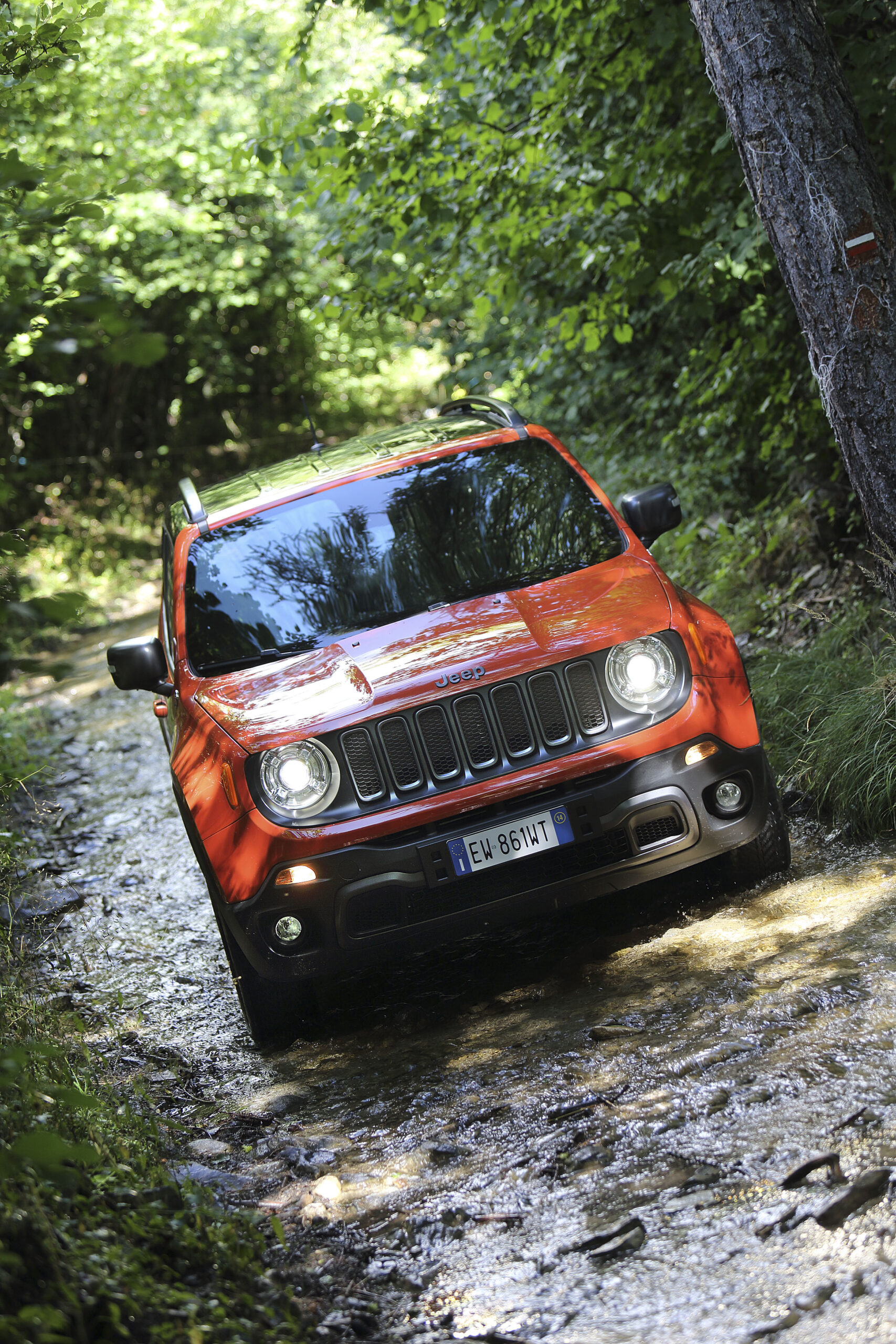 pub jeep renegade trailhawk rouge production audiovisuelle