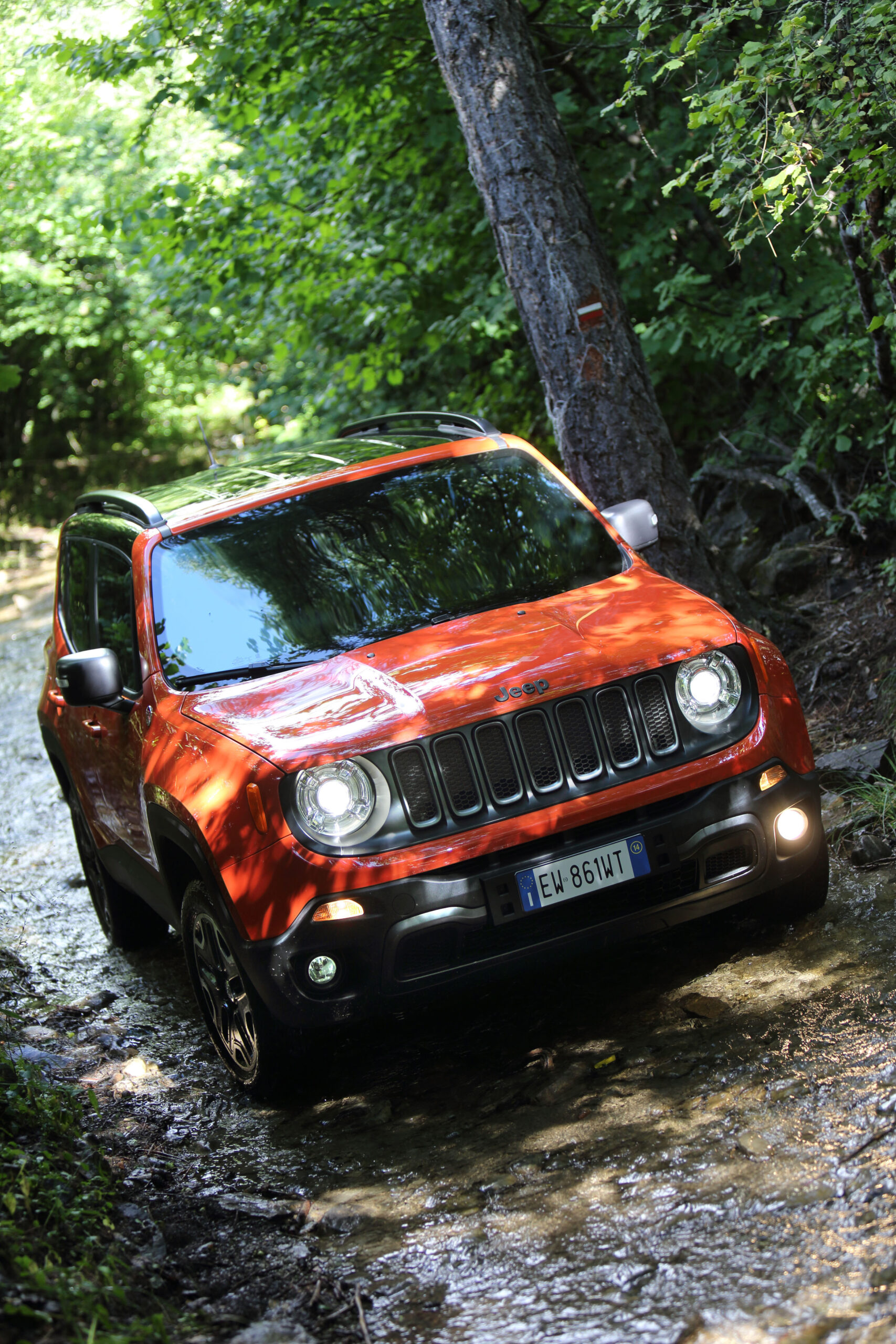 pub jeep renegade trailhawk rouge production audiovisuelle